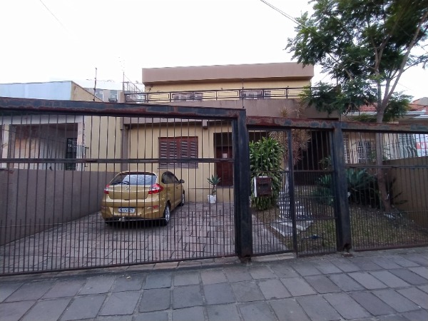 Casa com 380m², 3 dormitórios, 1 suíte, 2 vagas no bairro Glória em PORTO ALEGRE para Comprar