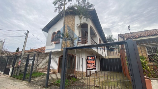 Casa com 350m², 3 dormitórios, 1 suíte, 2 vagas no bairro São João em PORTO ALEGRE para Comprar
